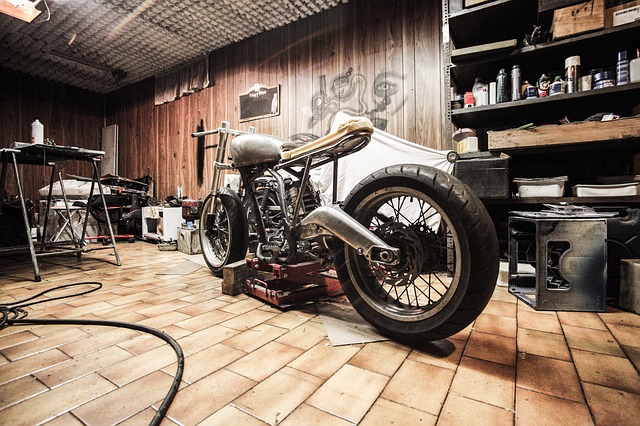 motorka v garáži